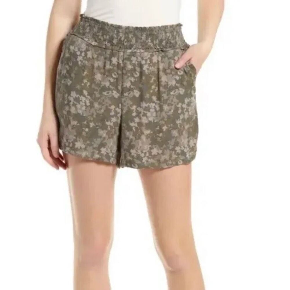 Nordstrom WIT & WISDOM smocked waist high rise pull on shorts moon rock camo gre